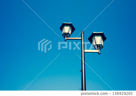 路燈和晴朗的天空 a-3 暖色和冷色 136929205