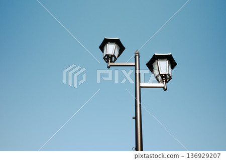 路燈和晴朗的天空，A-5 電影風格 136929207