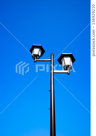 路燈和晴朗的天空 b-2 高飽和度對比度 136929210