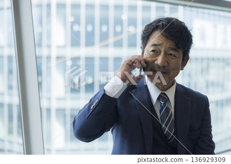 一個商人打電話 一個商人打電話 136929309