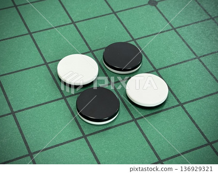 Othello board and stones 136929321