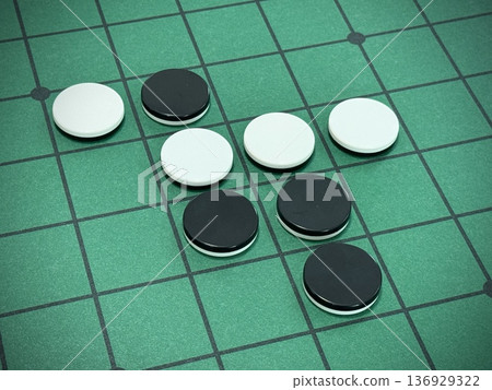 奧賽羅棋盤和棋子 136929322