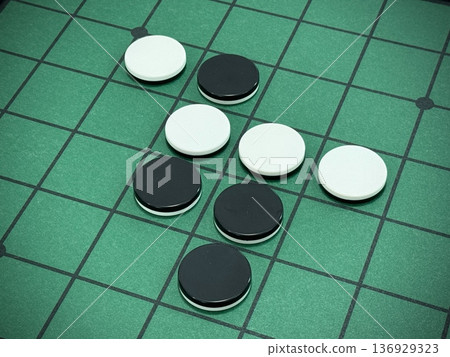 奧賽羅棋盤和棋子 136929323