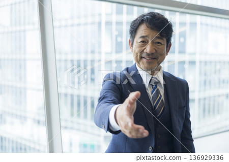A businessman shaking hands 136929336