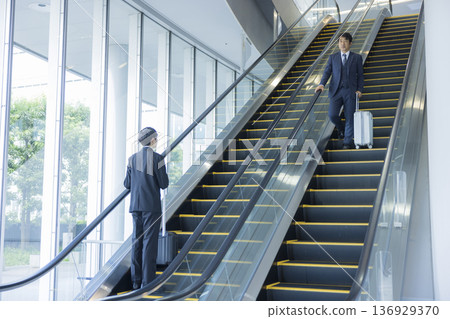 商人騎自動扶梯 136929370