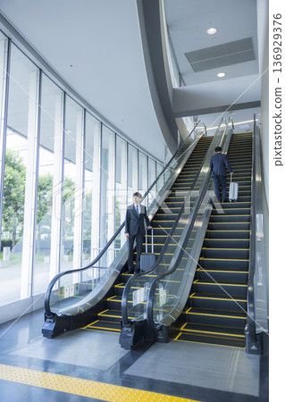商人騎自動扶梯 136929376