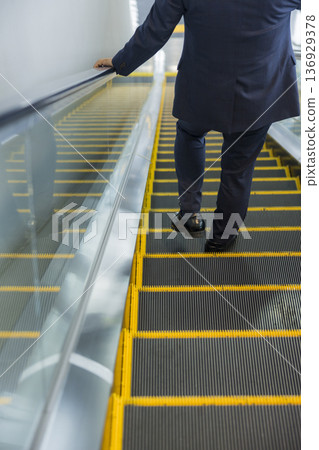 商人騎自動扶梯 136929378
