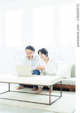 看一台個人計算機的中間夫婦在客廳 136929572