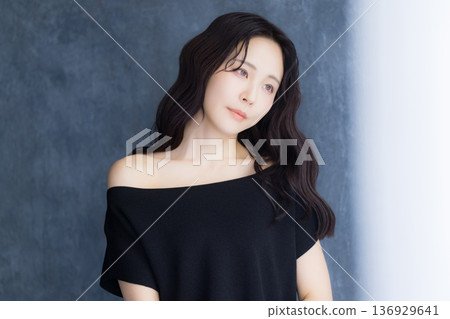 A woman who turns around A woman who turns around 136929641