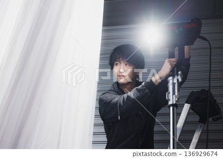 在攝影工作室工作的男子 136929674