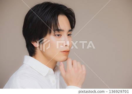 A man thinking 136929701