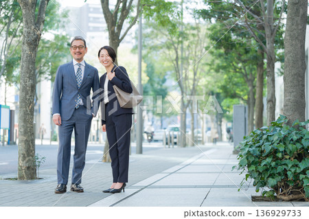 微笑的商人和女士 微笑的商人和女士 136929733