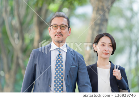 走的商人男人和女人 走的商人男人和女人 136929740