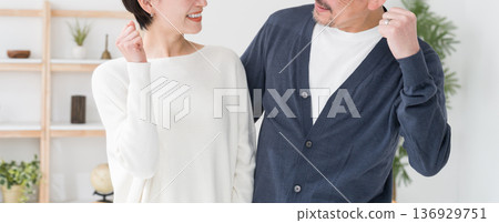 一對中年夫婦揮舞著拳頭 136929751