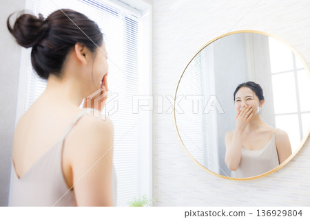 年輕女子在浴室照鏡子 年輕女子在浴室照鏡子 136929804