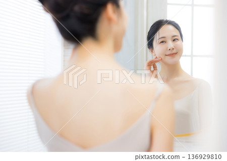 年輕女子在浴室照鏡子 136929810
