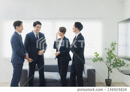 一位商人在辦公室會議 136929826