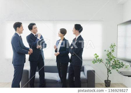 一位商人在辦公室會議 136929827