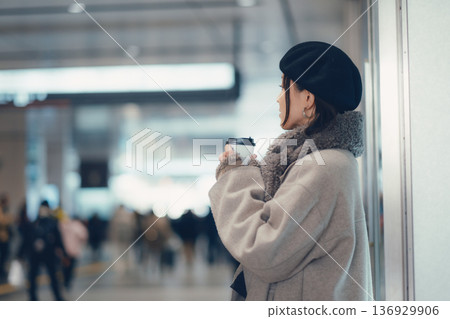 冬天,一位女士在車站候車。 冬天,一位女士在車站候車。 136929906