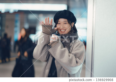 冬天,一位女士在車站候車。 冬天,一位女士在車站候車。 136929908