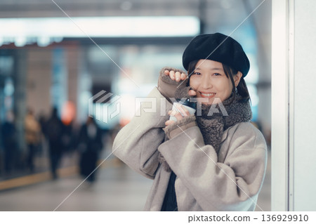 冬天,一位女士在車站候車。 冬天,一位女士在車站候車。 136929910