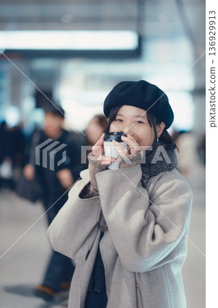 冬天,一位女士在車站候車。 冬天,一位女士在車站候車。 136929913