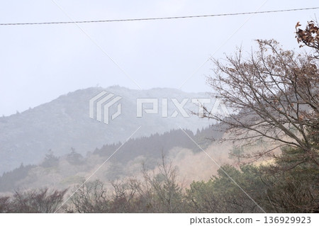 霧覆蓋的山脈 136929923