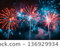 夜晚的煙火，伴隨著煙霧和光芒 136929934