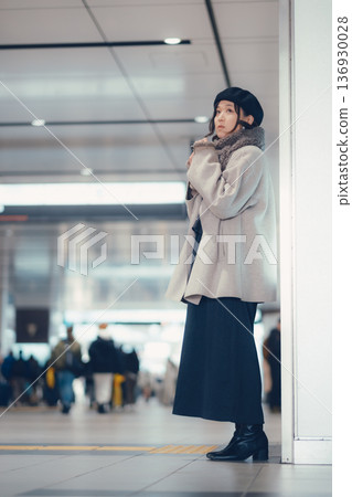 一位三十多歲的女子在室內等候 一位三十多歲的女子在室內等候 136930028