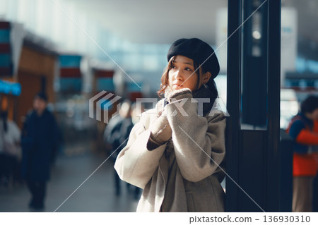 一位三十多歲的女子在室內等候 136930310