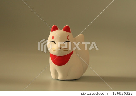 白色背景上的狐狸 白色背景上的狐狸 136930322