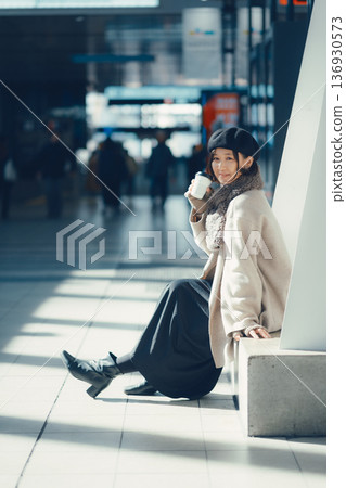 冬天,一位女士在車站候車。 冬天,一位女士在車站候車。 136930573
