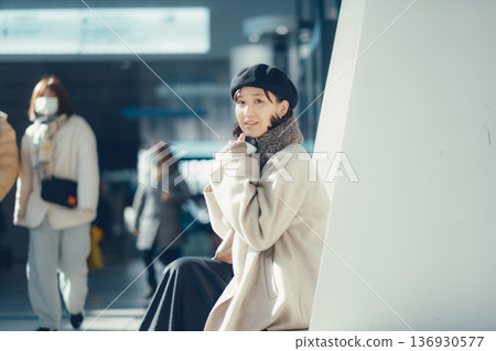 冬天,一位女士在車站候車。 冬天,一位女士在車站候車。 136930577