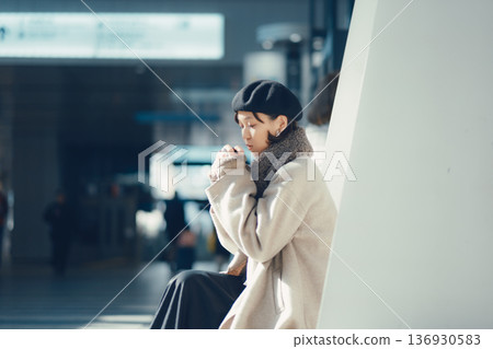 冬天，一位女士在車站候車。 136930583