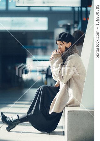 冬天，一位女士在車站候車。 136930585