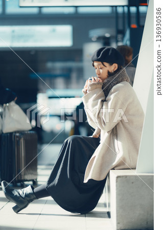 冬天,一位女士在車站候車。 冬天,一位女士在車站候車。 136930586