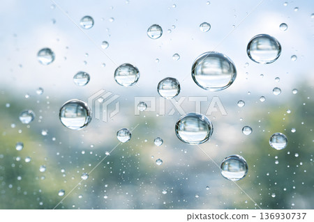 附著在玻璃上的水滴 136930737