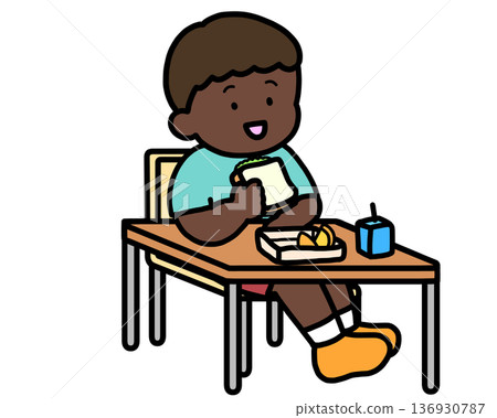 校園生活：一個黑人男孩在課桌上吃午餐（三明治） 136930787