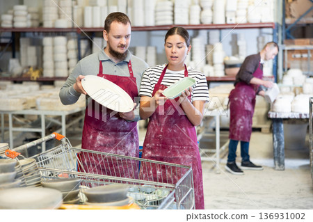 Man and woman talking about finished dishes Man and woman talking about finished dishes 136931002