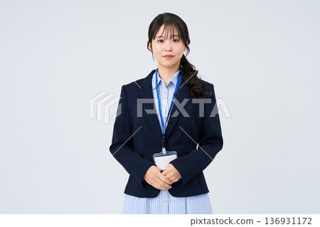 微笑的年輕女商人 微笑的年輕女商人 136931172