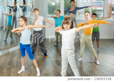 Group of children dancing modern dances Group of children dancing modern dances 136931538