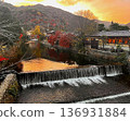嵐山日落時分的秋葉與河景 136931884