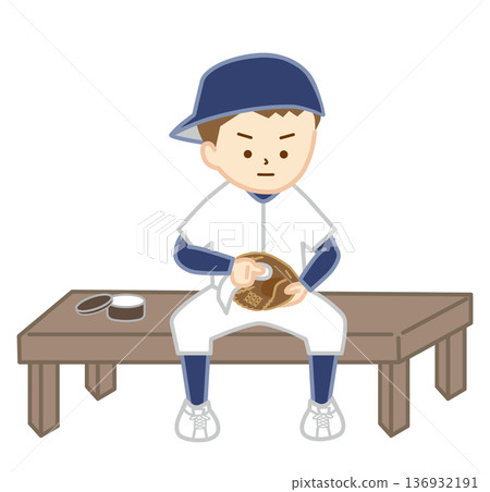 一個男孩反戴著棒球帽，正在擦拭他的棒球手套。 136932191