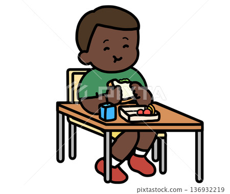 午餐時間：一個黑人男孩在辦公桌前吃三明治 136932219