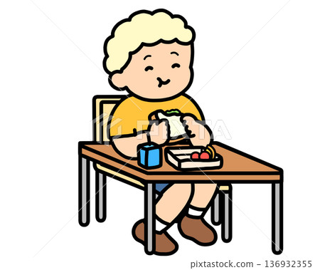 午餐時間:金髮男孩在辦公桌前吃三明治 午餐時間:金髮男孩在辦公桌前吃三明治 136932355