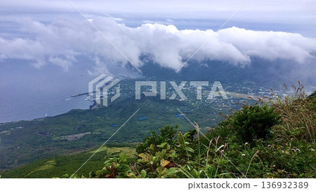 從東京八丈島的八丈富士眺望 136932389