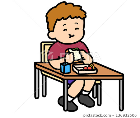 午餐時間:一個棕髮男孩在辦公桌前吃三明治。 午餐時間:一個棕髮男孩在辦公桌前吃三明治。 136932506