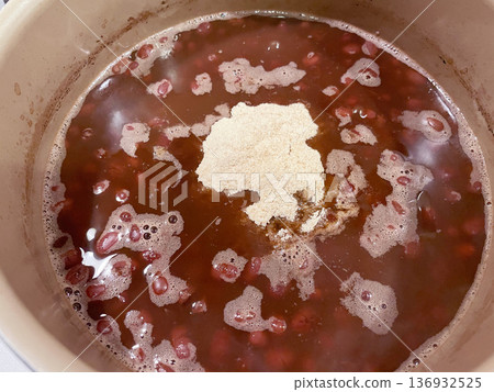 用精心烹調的紅豆製成的自製粗粒紅豆沙 用精心烹調的紅豆製成的自製粗粒紅豆沙 136932525