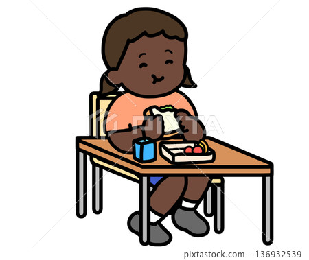 午餐時間：一位黑人女孩在辦公桌前吃三明治 136932539