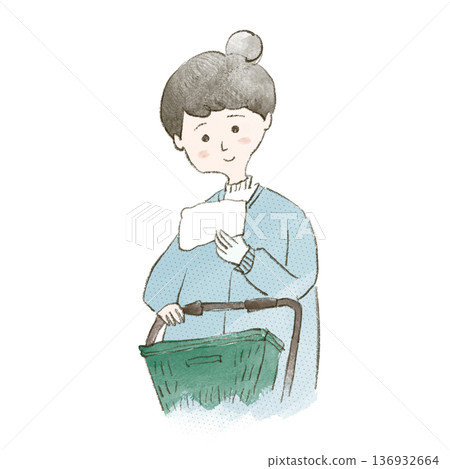 一位女士在超市裡一邊拉著購物車，一邊端著托盤。 136932664